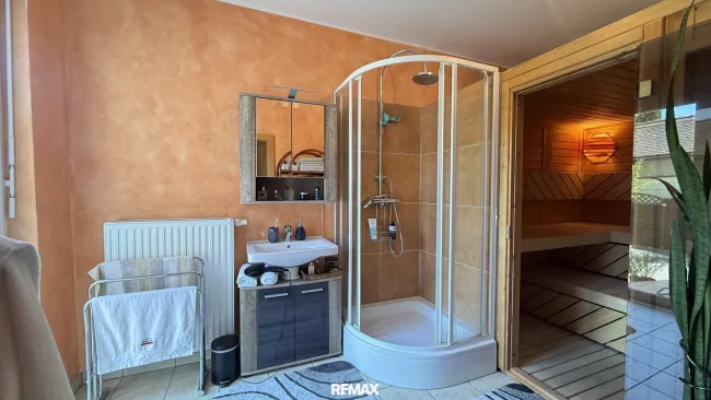 Badezimmer mit Sauna und Ausgang auf die Terrasse EG