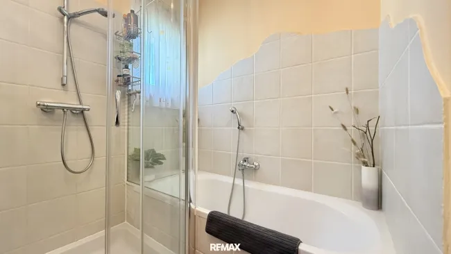 Badewanne mit Dusche im OG