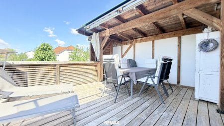Terrasse mit Abgang in den Garten