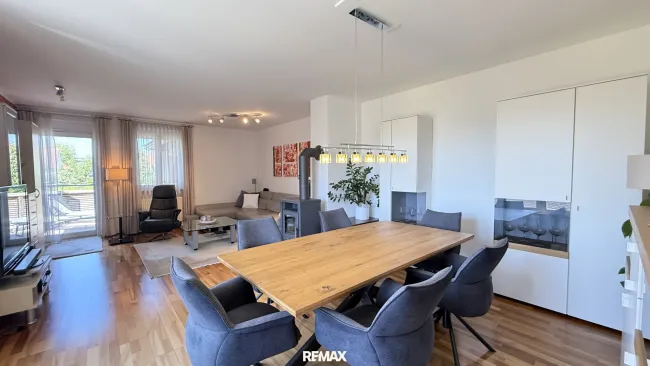 Wohnbereich mit Terrasse und Zugang zum Garten im OG