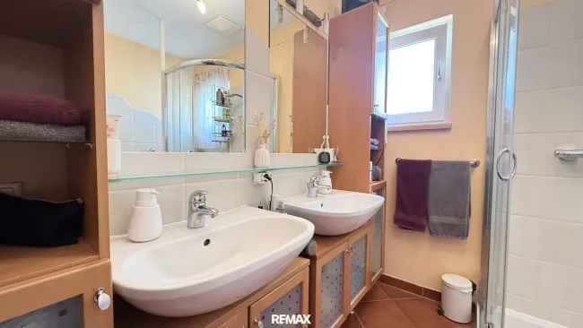Badezimmer mit Dusche und Badewanne im OG