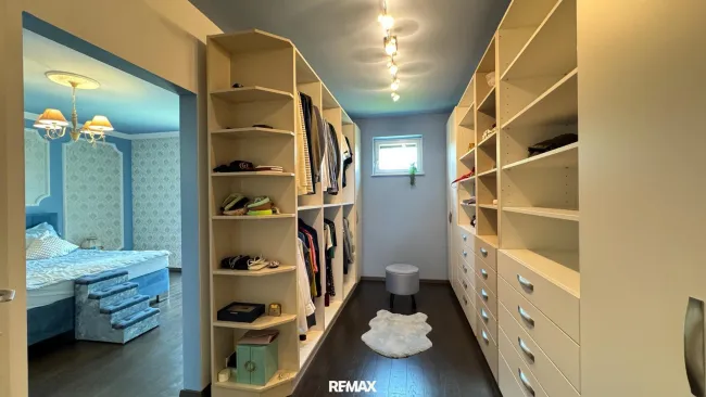 Begehbarer Schrank