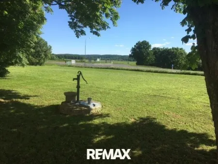 Grundstück mit Brunnen