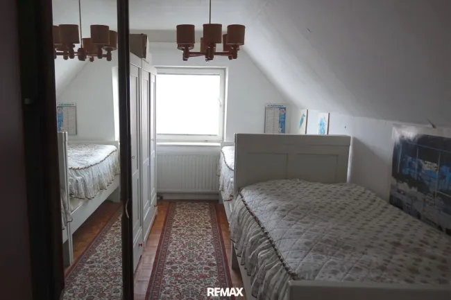 eines der Zimmer im DG