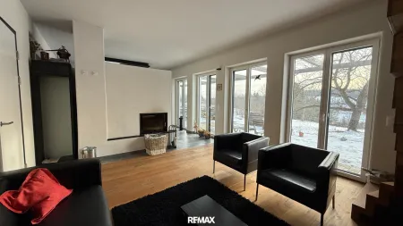 Wohnzimmer mit Blick in die Natur