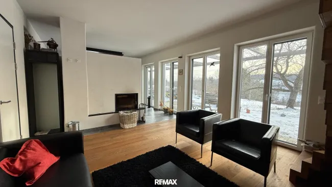 Wohnzimmer mit Blick in die Natur
