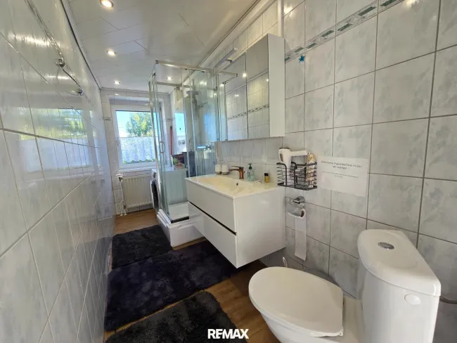 Badezimmer 1 mit Dusche und WC