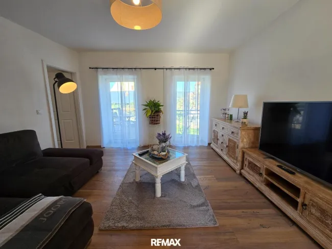 Wohnzimmer mit Zugang Terrasse Osten