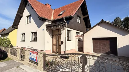 Ansicht mit Zufahrt zur Garage