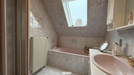 Badezimmer mit Dusche und Wanne OG