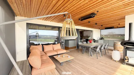 Terrasse mit Outdoorkitchen