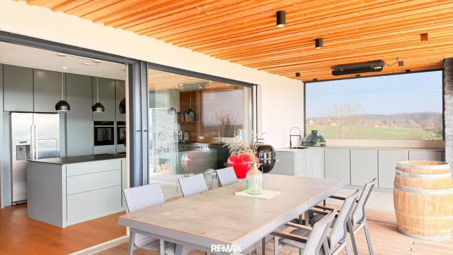 Terrasse mit Outdoorkitchen