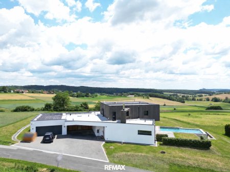 Architektenhaus in sonniger Ruhelage mit Spiral-Weinkeller, Infinity Pool, Burgblick und ca. 1 ha Eigengrund