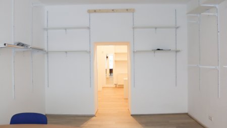 Kompaktes ca. 43 m² großes Geschäftslokal mit Vitrine beim Hauseingang zum Kauf