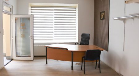 Kompaktes ca. 43 m² großes Geschäftslokal mit Vitrine beim Hauseingang zum Kauf