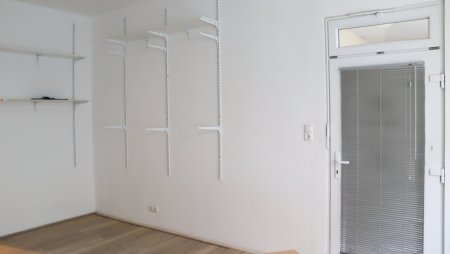 Kompaktes ca. 43 m² großes Geschäftslokal mit Vitrine beim Hauseingang zum Kauf
