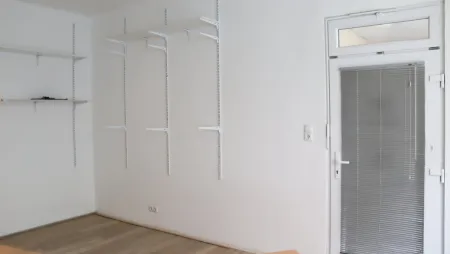 Kompaktes ca. 43 m² großes Geschäftslokal mit Vitrine beim Hauseingang zum Kauf