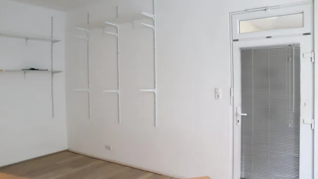 Kompaktes ca. 43 m² großes Geschäftslokal mit Vitrine beim Hauseingang zum Kauf - Bild