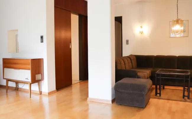 Sanierungsbedürftige 4,5 Zimmer-Gartenwohnung mit gutem Grundriss samt Terrasse und Garagenabstellplatz in Natters - Bild