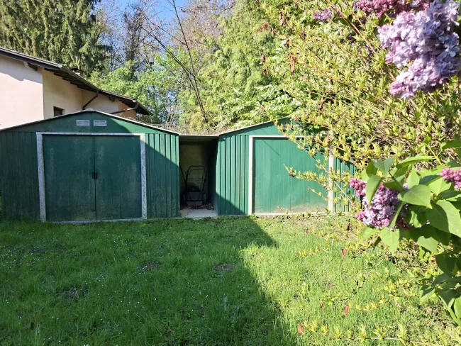 2 Metallgaragen im hinteren Garten