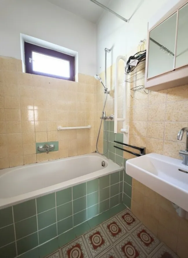Bad mit Badewanne