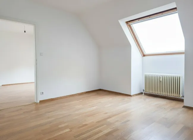 Ruhige Dachgeschoßwohnung Nähe U4-U6 Längenfeldgasse! Freier Mietzins für Anleger! - Titelbild