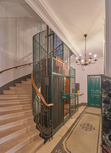 das Stiegenhaus mit Lift