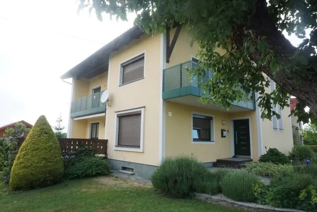 Wohnhaus mit zwei getrennten Wohnungen, Sonnenterrasse und Garagen/Keller - Bild