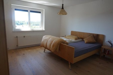 Wohnhaus mit zwei getrennten Wohnungen, Sonnenterrasse und Garagen/Keller