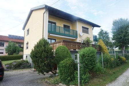 Wohnhaus mit zwei getrennten Wohnungen, Sonnenterrasse und Garagen/Keller