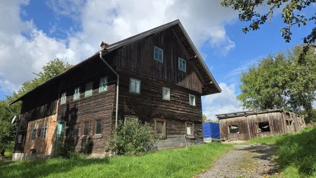 landwirtschaftliches Grundstück mit Bestandsobjekt (derzeit nicht bewohnbar) in Pram - Titelbild