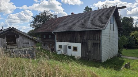 landwirtschaftliches Grundstück mit Bestandsobjekt (derzeit nicht bewohnbar) in Pram