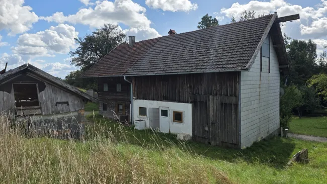 landwirtschaftliches Grundstück mit Bestandsobjekt (derzeit nicht bewohnbar) in Pram - Titelbild