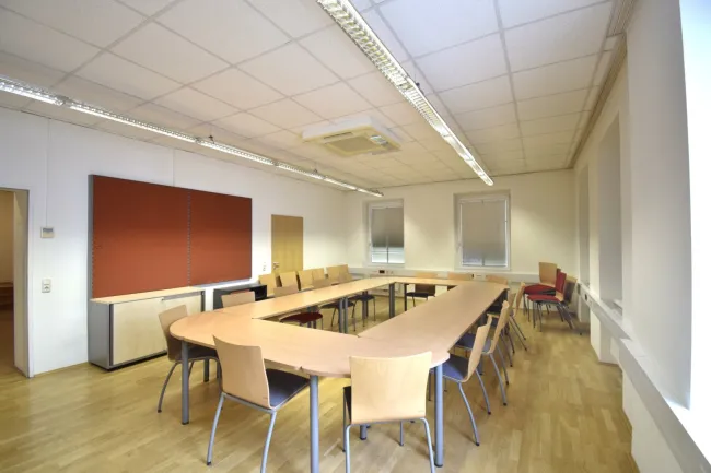 SOFORT BEREIT - MÖBLIERTES BÜRO IN URFAHR - Titelbild