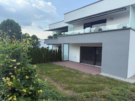 Attraktive Neubauwohnung mit Eigengarten und PKW-Stellplätzen im Freien