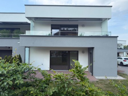 Attraktive Neubauwohnung mit Eigengarten und PKW-Stellplätzen im Freien