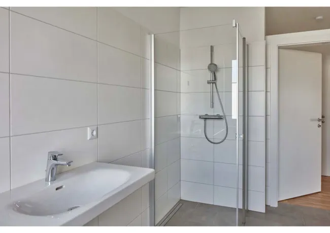Attraktive Neubauwohnung mit Eigengarten und PKW-Stellplätzen im Freien - Bild