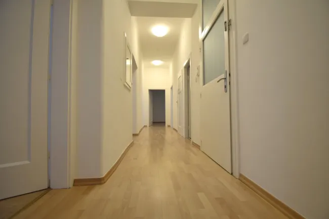 Frisch sanierte Bürofläche in tollem Altbau inklusive einem Parkplatz - Bild
