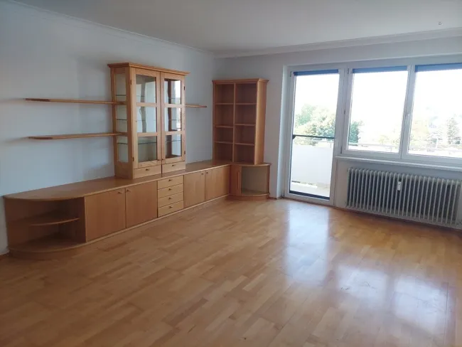 Leistbare, teilmöblierte Eigentumswohnung mit sonnigem Balkon - Bild