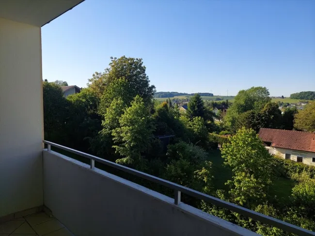 Leistbare, teilmöblierte Eigentumswohnung mit sonnigem Balkon - Titelbild
