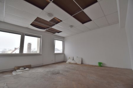 Kleines Büro mit Parkettboden und Entwicklungspotenzial in Traun