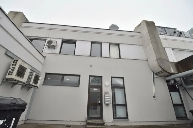 Kleines Büro mit Parkettboden und Entwicklungspotenzial in Traun - Titelbild