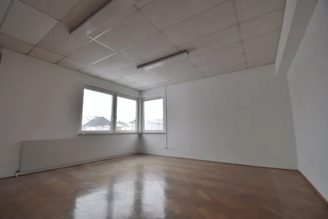 Helle Bürofläche mit ca. 131 m² und Parkmöglichkeiten in Traun - Titelbild