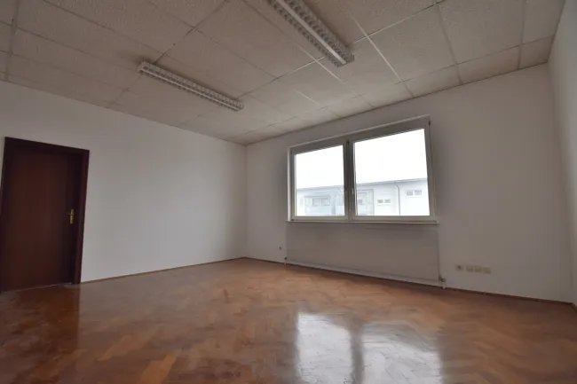 Helle Bürofläche mit ca. 131 m² und Parkmöglichkeiten in Traun - Bild