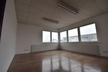 Helle Bürofläche mit ca. 131 m² und Parkmöglichkeiten in Traun