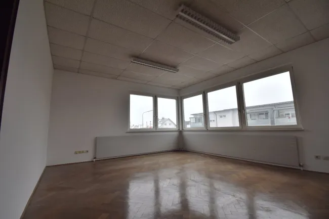 Helle Bürofläche mit ca. 131 m² und Parkmöglichkeiten in Traun - Bild