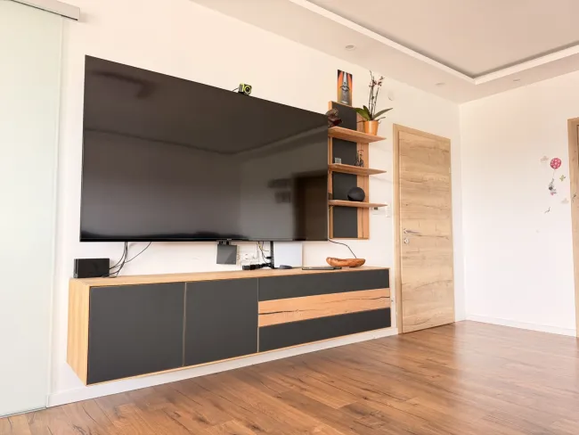 Vollsaniert & großzügig: 4-Zi Wohnung mit Loggia, Garage & Aufzug in 4600 Pernau! - Bild