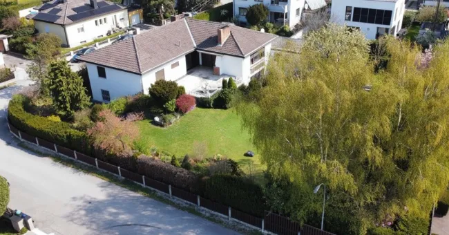 Lichtdurchfluteter 70er-Bungalow mit großem Grundstück, voll ausgebautem Keller und wieder aktivierbarem Indoor-Pool in Top-Lage nahe Badesee! - Titelbild