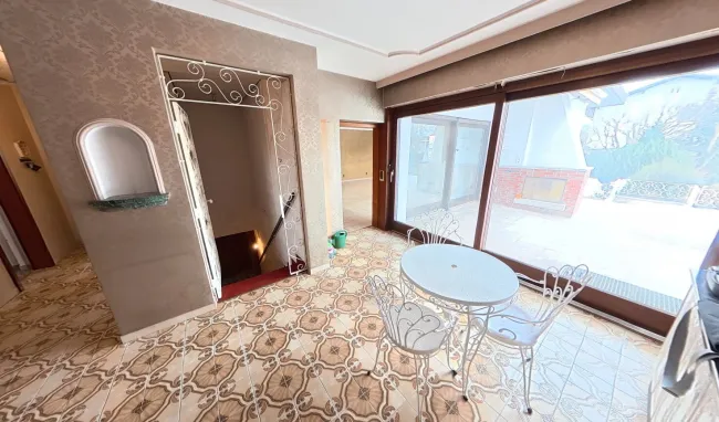 Lichtdurchfluteter 70er-Bungalow mit großem Grundstück, voll ausgebautem Keller und wieder aktivierbarem Indoor-Pool in Top-Lage nahe Badesee! - Bild
