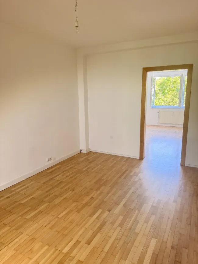 Helle 2-Zimmer-Wohnung mit moderner Küche & Loggia (exkl. Sanierungsdarlehen) - Bild